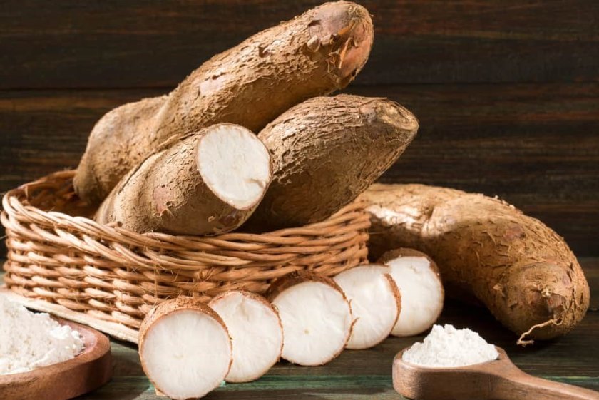 Củ sắn dây rửa sạch, gọt vỏ và thái thành từng miếng nhỏ