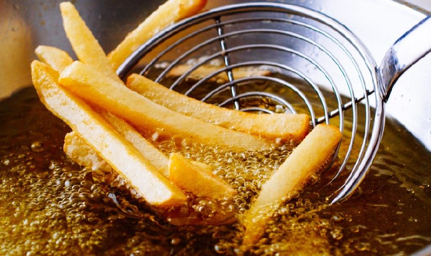 Hạn chế những thực phẩm chiên xào, nhiều dầu mỡ để tránh nóng trong người