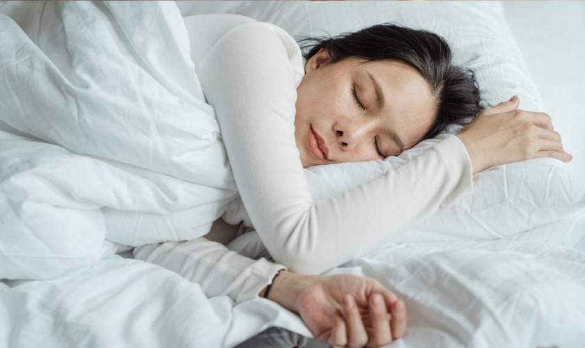 Nên kê cao gối khi ngủ để giảm cơn đau nhức răng