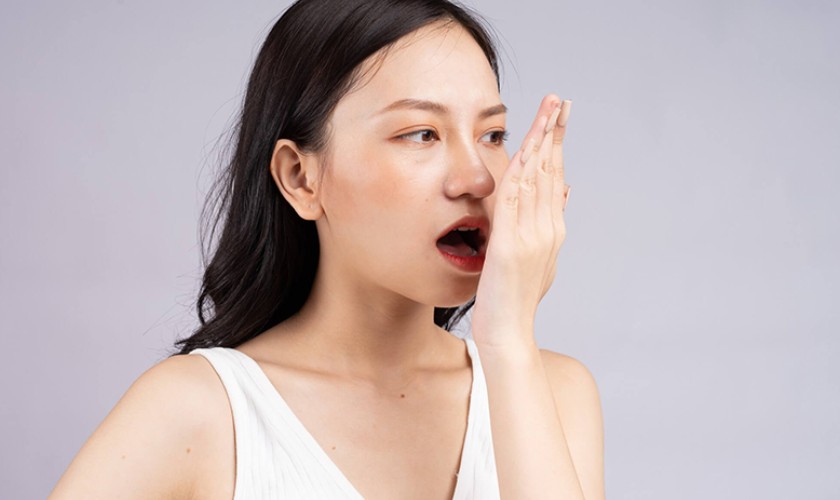 Nướu răng bị sưng có thể khiến hơi thở có mùi hôi khó chịu