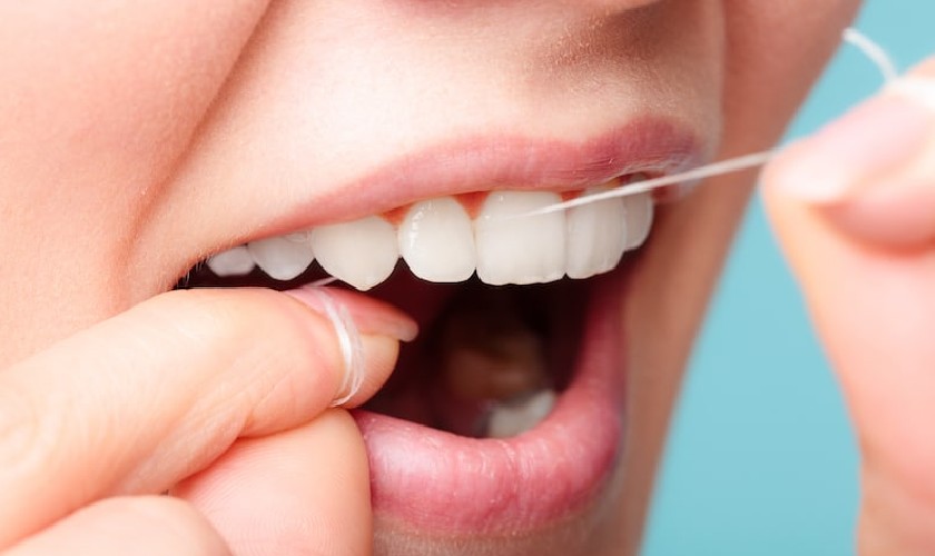 Chỉ nha khoa giúp loại bỏ vụn thức ăn, mảng bám trên kẽ răng