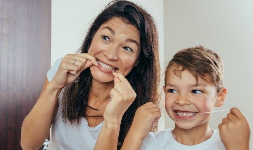 Trẻ em có thể sử dụng chỉ nha khoa dưới sự hướng dẫn của người lớn