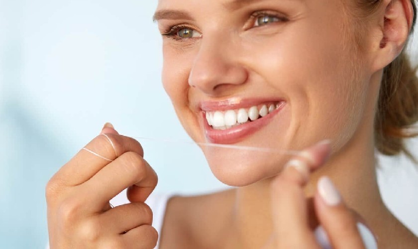 Sử dụng chỉ nha khoa không đúng cách cũng có thể gây thưa răng