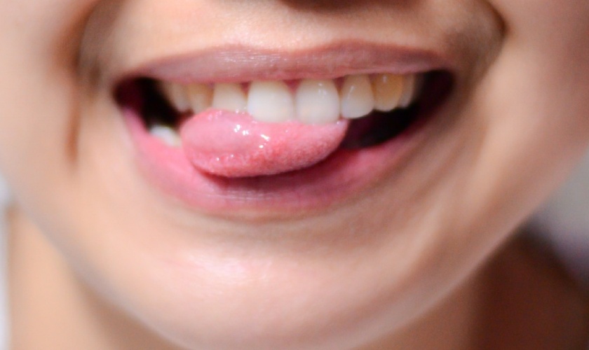 Dùng lưỡi đẩy răng là phương pháp được nhiều người áp dụng