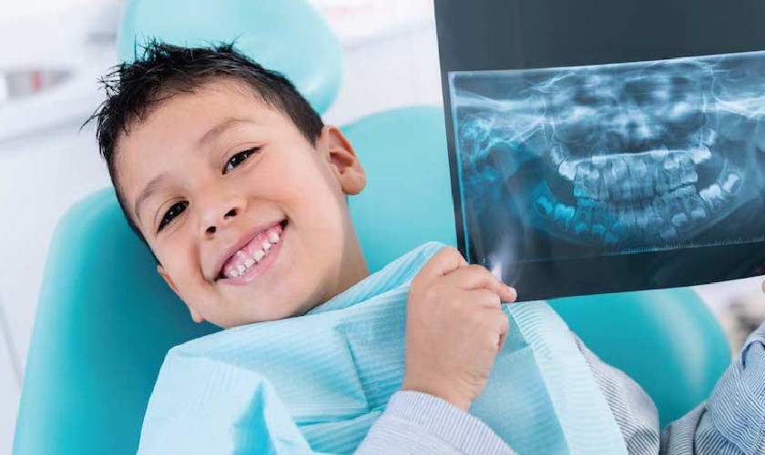 Chụp X-quang răng cho trẻ giúp bác sĩ theo dõi hướng mọc răng