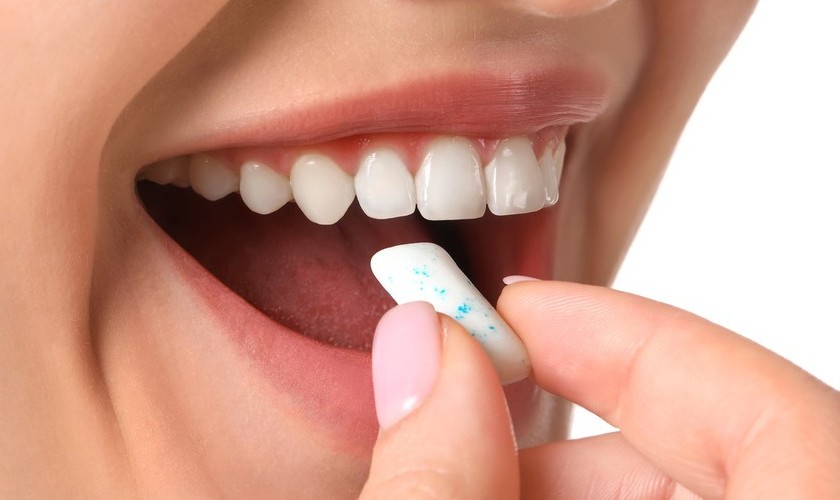 Nhai kẹo cao su giúp giảm cảm giác đắng ở miệng