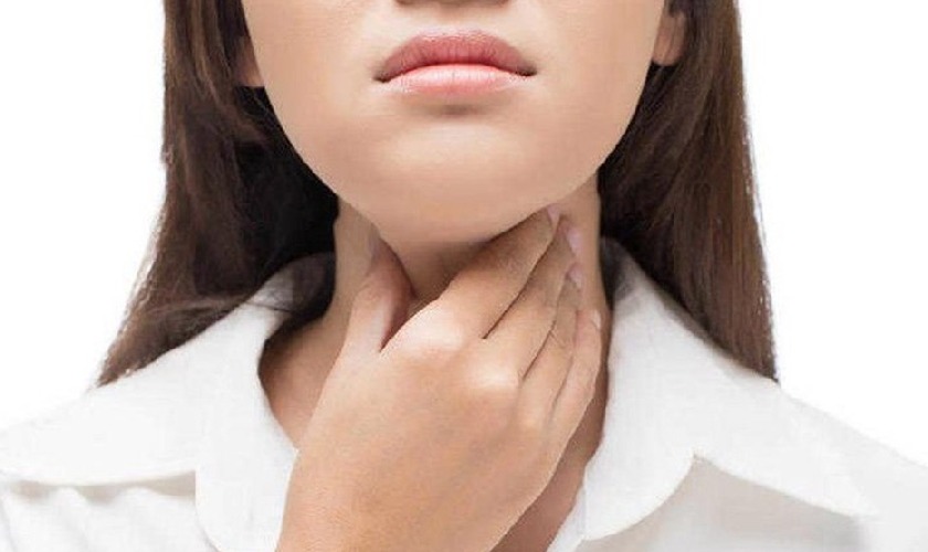 Cảm giác đắng từ miệng lan xuống cổ họng