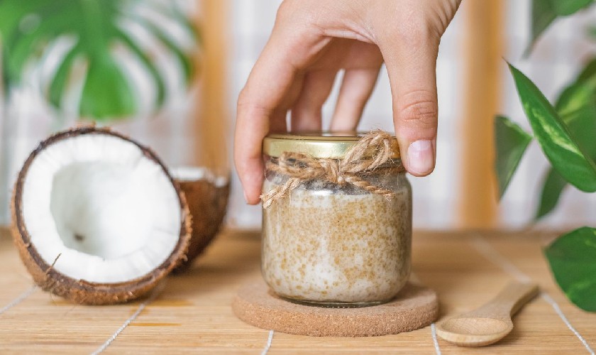 Đánh răng bằng hỗn hợp muối và dầu dừa