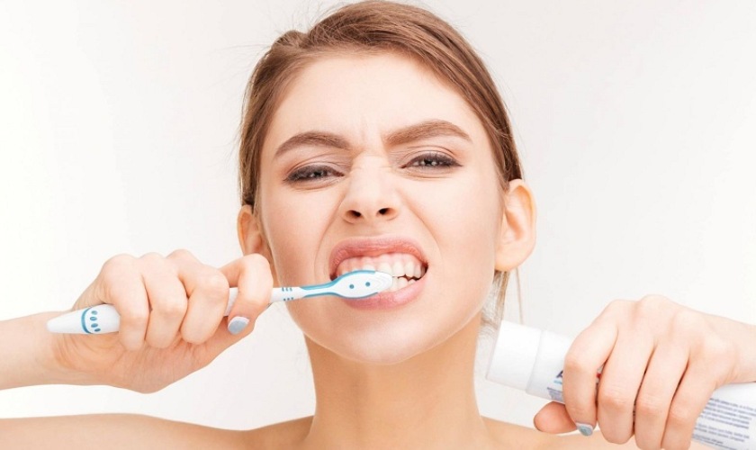 Vệ sinh răng miệng sai cách là nguyên nhân hàng đầu gây chảy máu chân răng