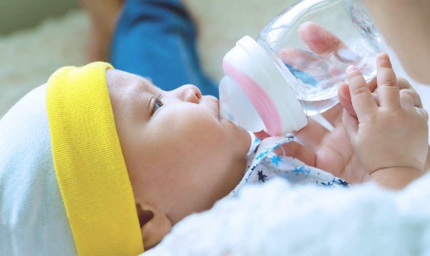 Cho trẻ uống đủ nước