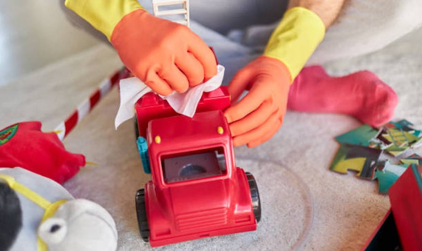 Cần vệ sinh đồ chơi thường xuyên