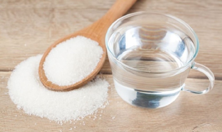 Súc miệng bằng nước ấm là cách đơn giản để giảm đau họng