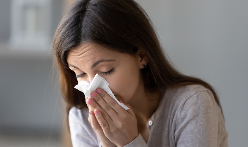 Che khăn giấy khi hắt xì để tránh nước bọt bắn ra xung quanh và gây lây nhiễm