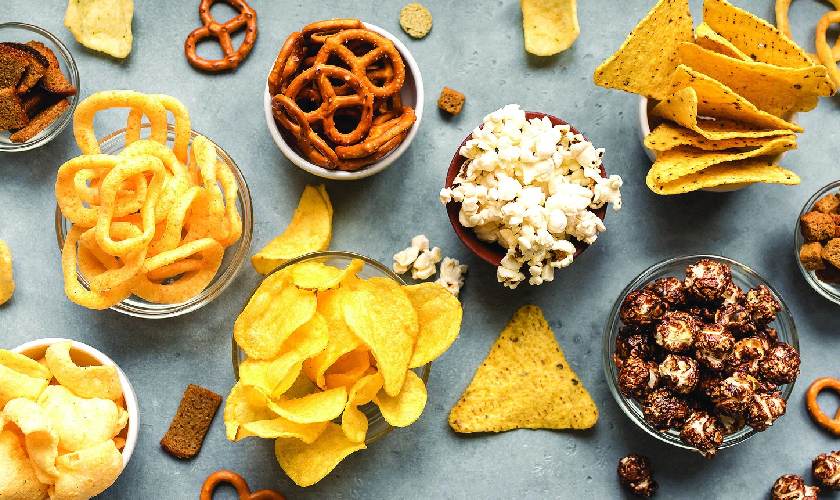 Những thực phẩm khô, cứng, giòn nên kiêng khi bị đau họng