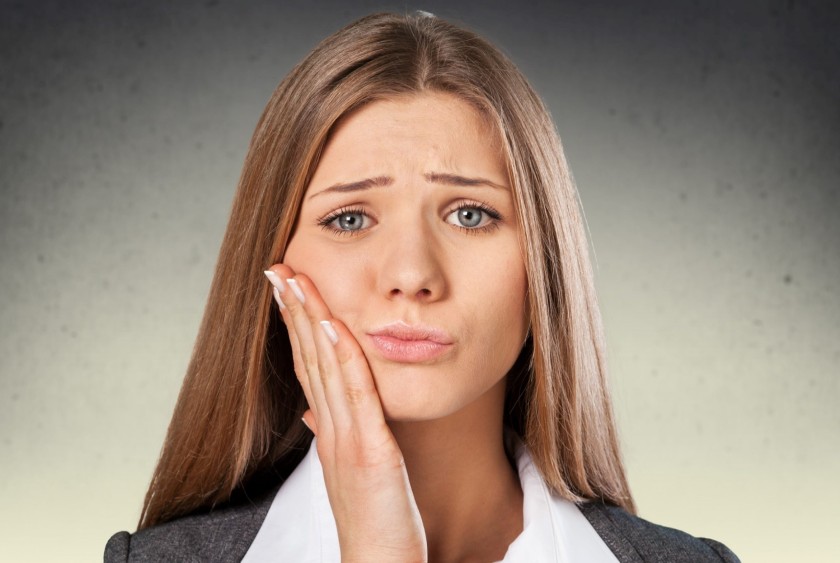 Quai hàm bị đau gây ảnh hưởng đến ăn uống, giao tiếp