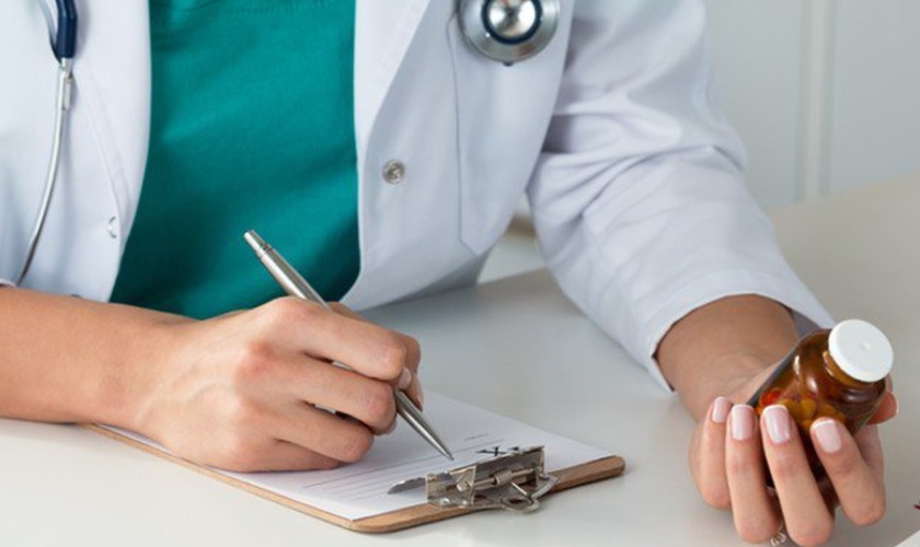Uống thuốc giảm đau theo chỉ định của bác sĩ