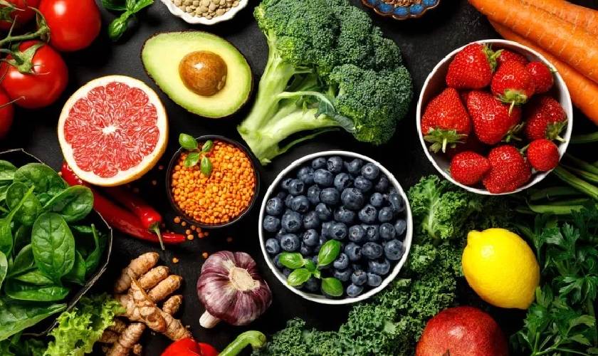 Bổ sung nhiều rau xanh, trái cây vào bữa ăn hàng ngày