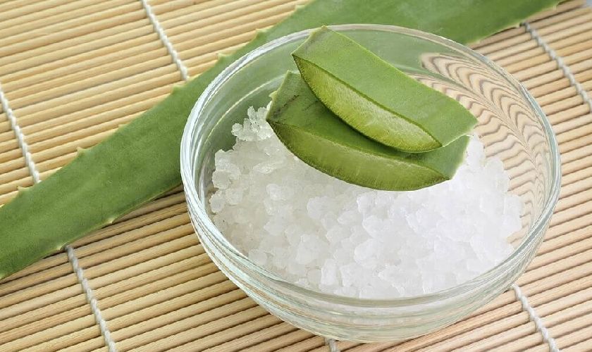 Súc miệng với nước muối và nha đam sẽ giúp giảm đau hiệu quả