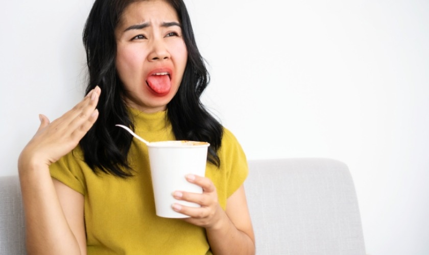 Đẹn lưỡi gây đau rát dữ dội thì nên thăm khám bác sĩ chuyên khoa