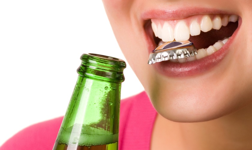 Không dùng răng để mở nắp chai
