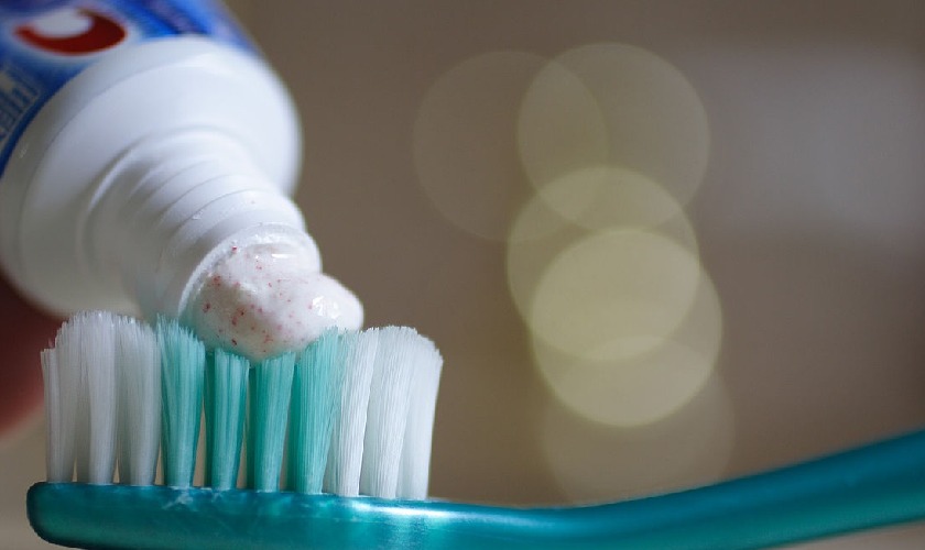 Người lớn sử dụng lượng kem đánh răng bằng hạt đậu