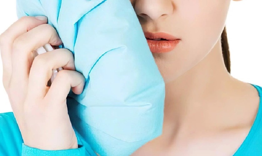 Chườm đá để giảm đau và sưng tấy
