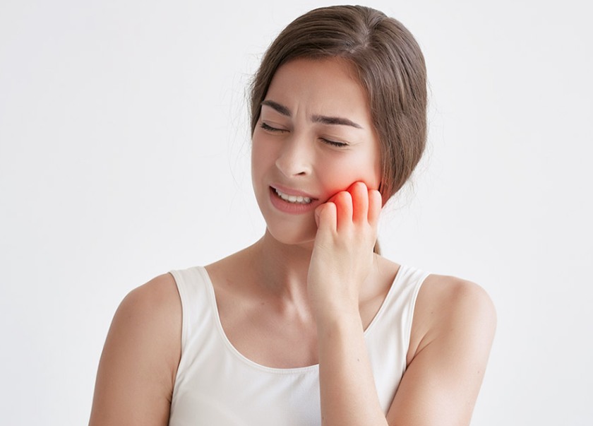 Hoại tử xương hàm thường bắt đầu với những cơn đau âm ỉ kéo dài ở vùng mặt, miệng và răng Hoại tử xương hàm thường bắt đầu với những cơn đau âm ỉ kéo dài ở vùng mặt, miệng và răng