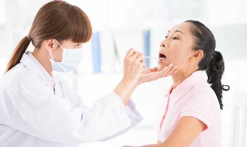 Nếu vết nhiệt miệng lâu không khỏi, hãy thăm khám với bác sĩ