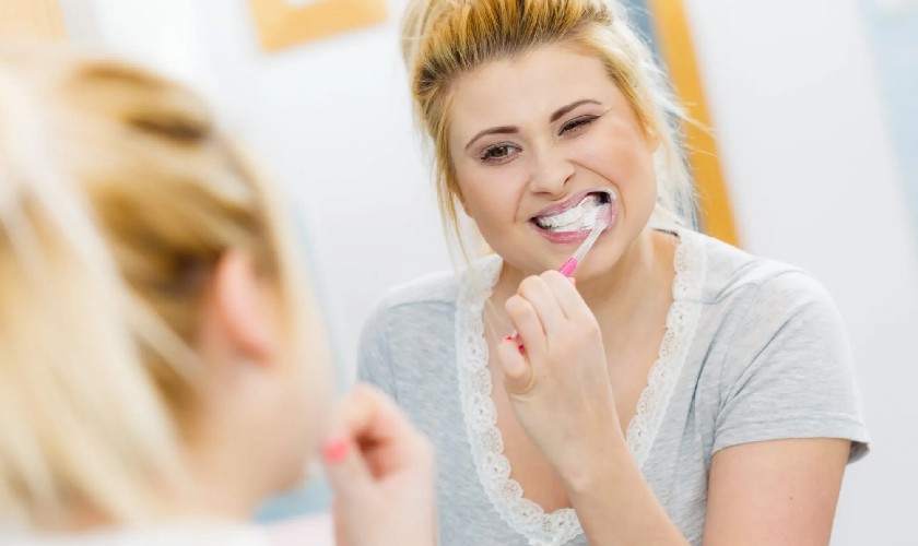 Vệ sinh răng miệng đúng cách giảm nguy cơ đắng miệng