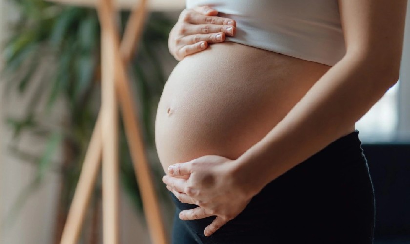 Mang thai khiến hormone thay đổi, ảnh hưởng đến vị giác khiến miệng bị đắng