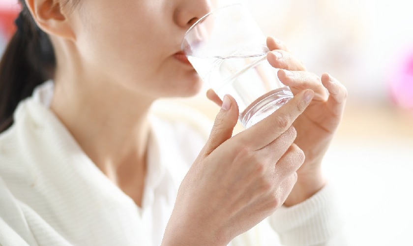 Uống nhiều nước là rất cần thiết để phòng ngừa nhiệt lưỡi