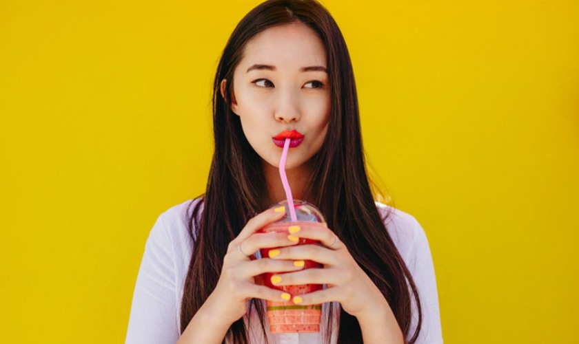 Sử dụng ống hút giúp ngăn chất lỏng tiếp xúc với răng, hạn chế đổi màu men răng