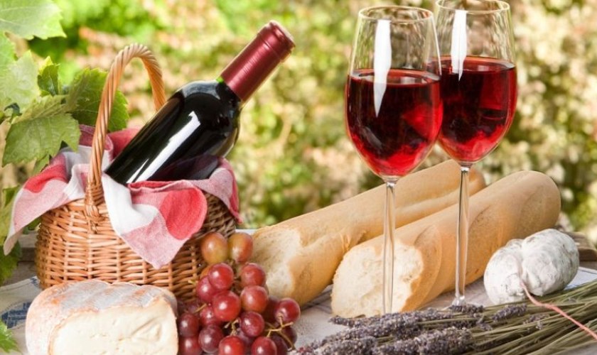 Rượu vang cũng nằm trong danh sách những đồ uống làm đổi màu men răng