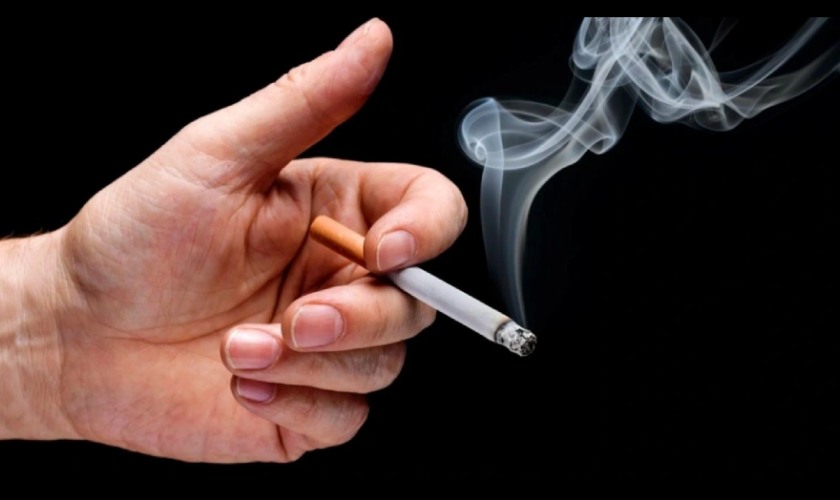 Hút thuốc lá làm tăng mảng bám trên răng
