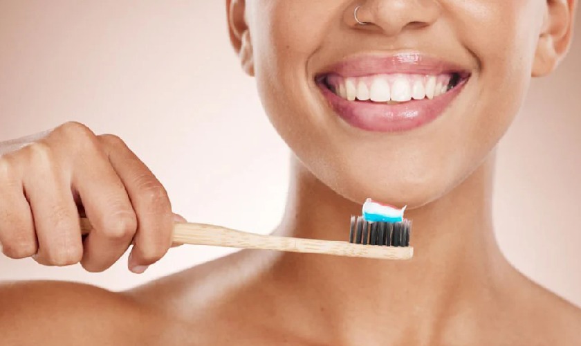 Đánh răng kỹ lưỡng giúp làm sạch mảng bám, vi khuẩn gây hại