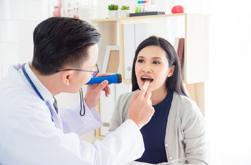 Nên gặp bác sĩ chuyên khoa để điều trị viêm niêm mạc miệng