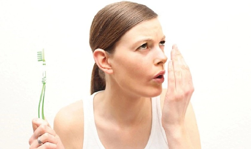 Vệ sinh răng miệng kém là nguyên nhân khiến nước bọt có mùi hôi