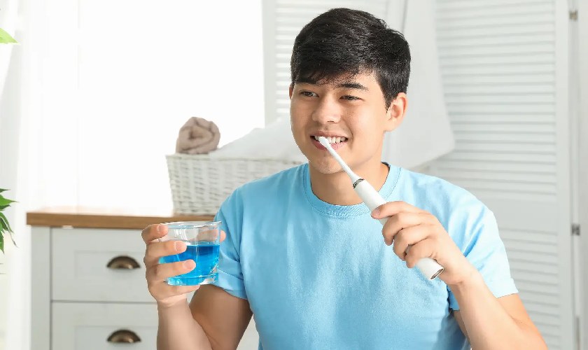 Kết hợp sử dụng nước súc miệng với các biện pháp chăm sóc răng miệng khác