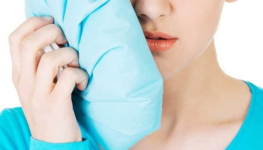 Chườm đá là một cách nhanh chóng và dễ dàng để giảm đau