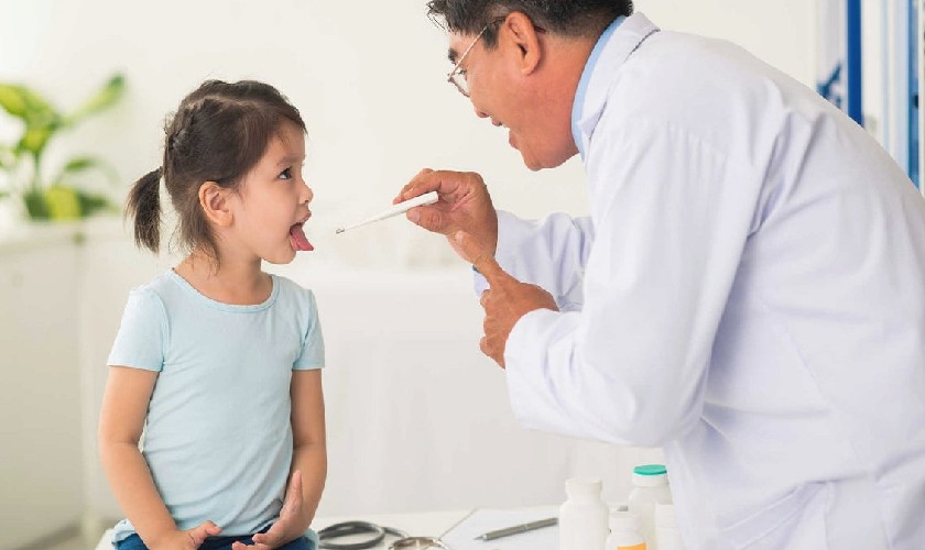 Khám lâm sàng và chẩn đoán cận lâm sàng là các phương pháp giúp chẩn đoán viêm họng cấp phổ biến hiện nay