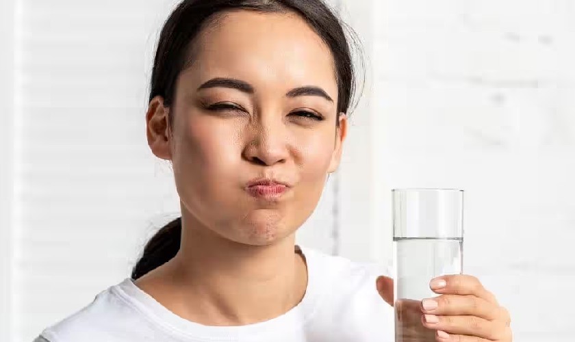 Súc họng bằng nước muối sinh lý