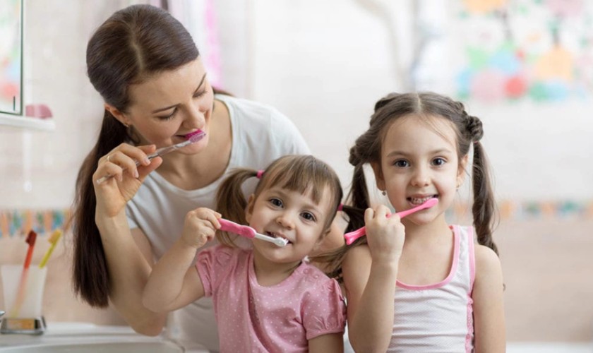 Ba mẹ cần chú ý chăm sóc răng miệng kỹ lưỡng cho trẻ