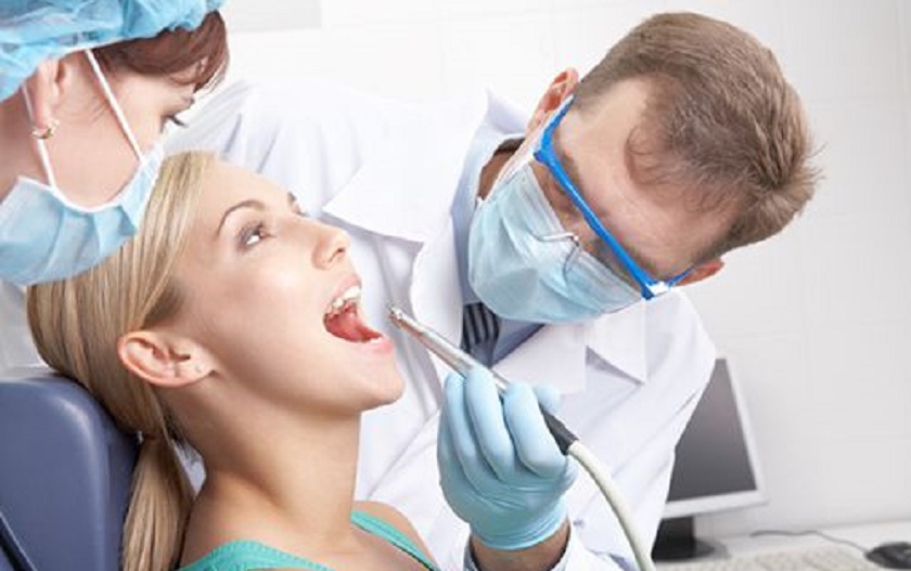 Đi khám tại nha khoa uy tín để khắc phục hiện tượng ê buốt sau khi bọc răng sứ