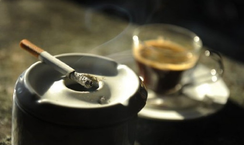 Thói quen hút thuốc lá và dùng nhiều thực phẩm đậm màu sẽ làm xuất hiện cao răng đen