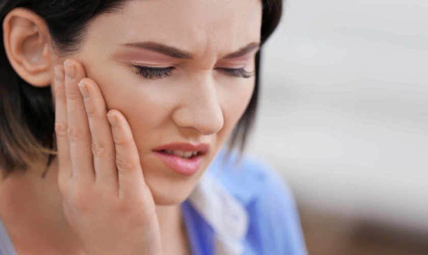 Đau nhức tại khu vực góc hàm trong cùng là một dấu hiệu nhận biết mọc răng khôn hàm dưới