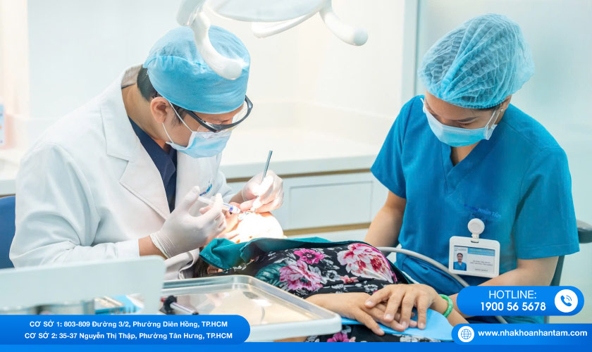 Hình: Nha khoa Nhân Tâm sử dụng phương pháp gây tê không đau kết hợp với kỹ thuật lấy tủy chính xác, ưu tiên bảo tồn tủy tối đa