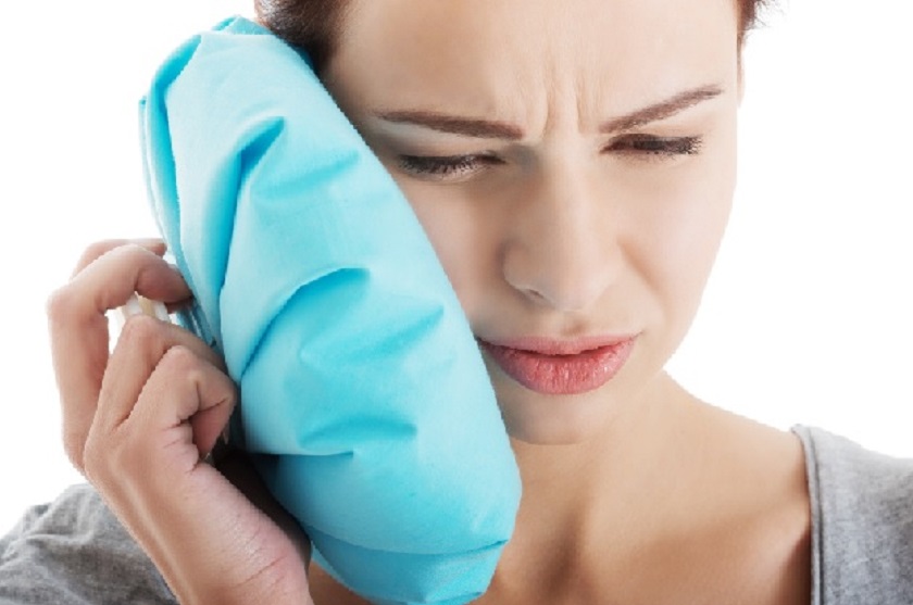 Chườm lạnh sau nhổ răng khôn Hình: Chườm lạnh bên ngoài má giúp giảm sưng sau khi nhổ răng khôn