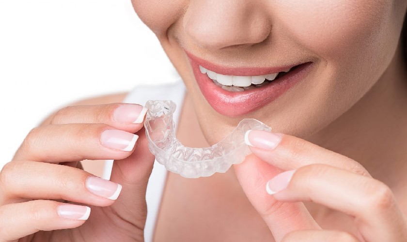 Máng chống nghiến răng được làm từ nhựa acrylic trong suốt