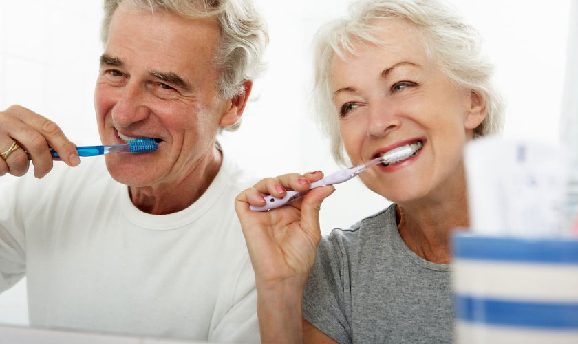 Người lớn tuổi cần phải chú ý kỹ hơn trong việc chăm sóc răng miệng của mình