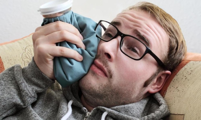 Chườm đá lạnh giúp giảm đau nhức hiệu quả